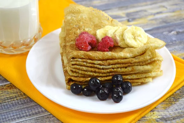 Pancake Panas Lezat Dengan Buah Segar Latar Belakang Kayu — Stok Foto