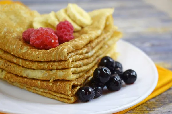 Pancake Panas Lezat Dengan Buah Segar Latar Belakang Kayu — Stok Foto