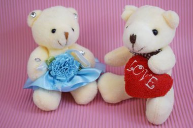 Sevgililer günü. Pembe bir arka plan üzerinde yumuşak oyuncak ayılar.