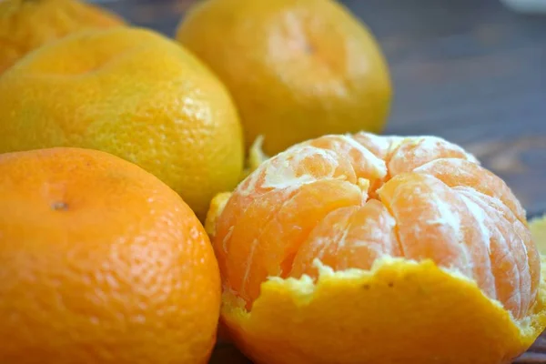 Tangerinas Úteis Maduras Fundo Madeira — Fotografia de Stock