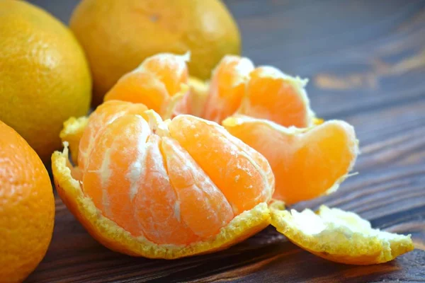 Tangerinas Úteis Maduras Fundo Madeira — Fotografia de Stock