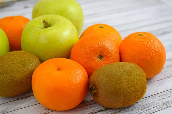 Frutas Deliciosas Frescas Fundo Madeira — Fotografia de Stock