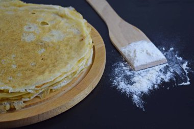 Lezzetli gözleme ve siyah arka plan üzerine un.