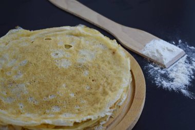 Lezzetli gözleme ve siyah arka plan üzerine un.