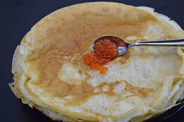 Delicious Pancake Segar Dan Kaviar Merah Dalam Sendok — Stok Foto