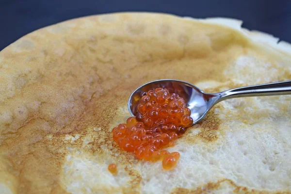 Delicious Pancake Segar Dan Kaviar Merah Dalam Sendok — Stok Foto