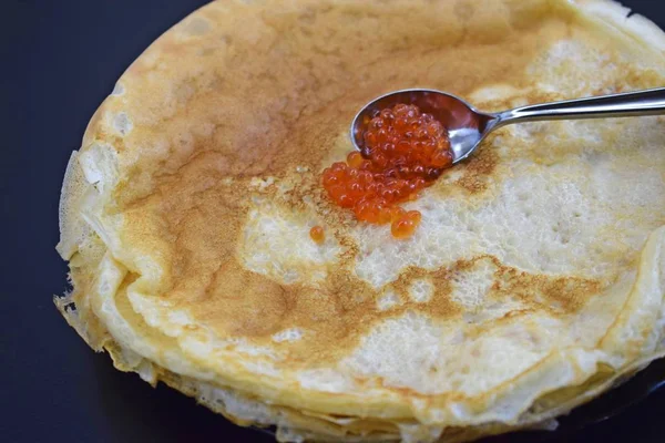 Délicieuses Crêpes Fraîches Caviar Rouge Dans Une Cuillère — Photo