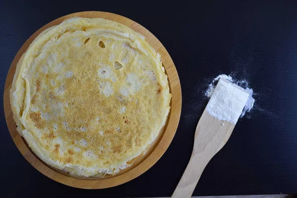 Délicieuses Crêpes Farine Sur Fond Noir — Photo