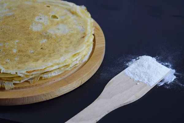 Délicieuses Crêpes Farine Sur Fond Noir — Photo