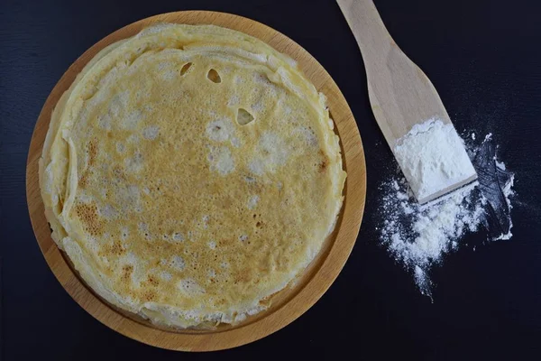 Délicieuses Crêpes Farine Sur Fond Noir — Photo