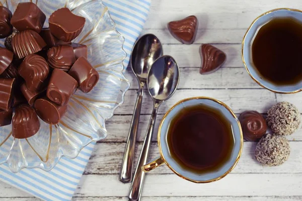 Chá Fresco Com Sabor Chocolates Fundo Madeira — Fotografia de Stock