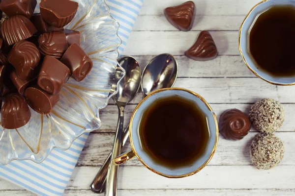 Chá Fresco Com Sabor Chocolates Fundo Madeira — Fotografia de Stock