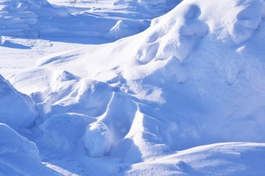 Bir soğuk kış günü. Kar üzerinde çizim. Snowdrift.Abstract arka plan.