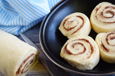 Lezzetli tarçınlı kurabiyeler hazır olun. Hamur içine küçük parçalar halinde kesip bir rulo rulo.