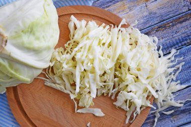 Ahşap bir Board.Food madde taze lahana dilimlenmiş.