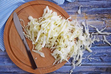Ahşap bir Board.Food madde taze lahana dilimlenmiş.