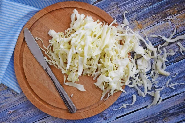 Ahşap bir Board.Food madde taze lahana dilimlenmiş.