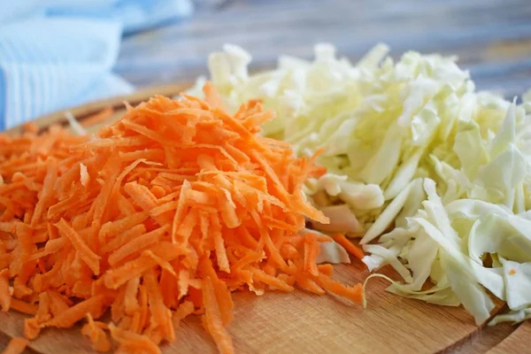 Нарезанная Морковь Капуста Деревянной Доске — стоковое фото