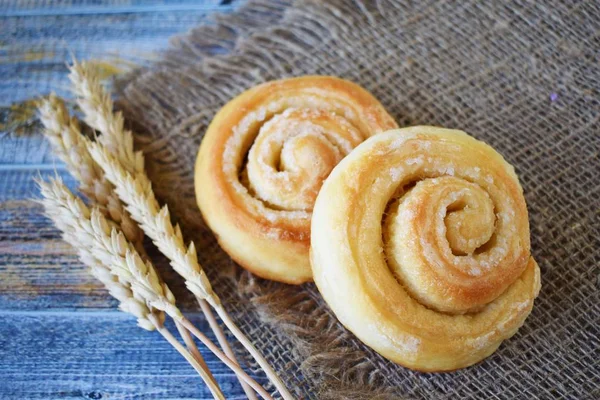 Läckra Färska Bullar Och Vete Öron Säckväv — Stockfoto