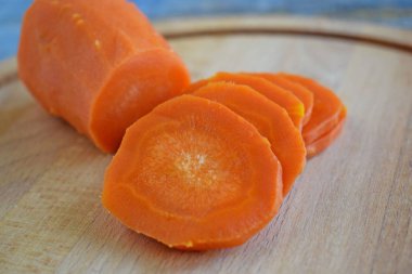 Haşlanmış havuç sebze salatası için ahşap bir Board.Food madde dilimlenmiş.