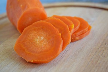 Haşlanmış havuç sebze salatası için ahşap bir Board.Food madde dilimlenmiş.