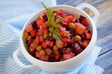 Havuç ve pancar sebze salatası. Beyaz bir tabak salata sosu. Vejetaryen yiyecekler.