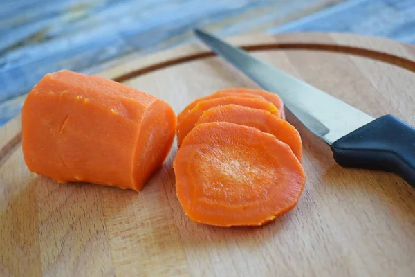 Нарезанная Вареная Морковь Овощного Салата Деревянной Доске — стоковое фото