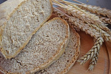 Sağlıklı ekmek, tam buğday unu ve bir ahşap tahta kulaklara yapılan.