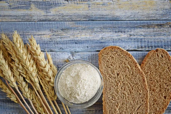 Pão Saudável Feito Farinha Trigo Integral Orelhas Uma Tábua Madeira — Fotografia de Stock