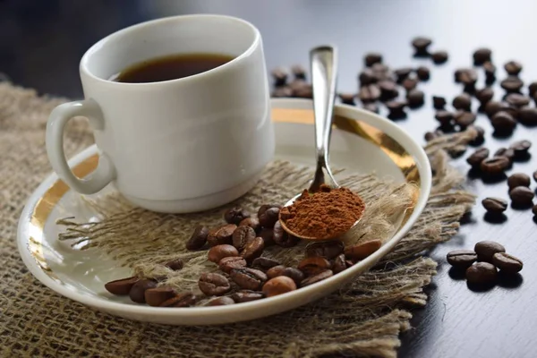 Café Fragante Una Taza Blanca Una Arpillera —  Fotos de Stock