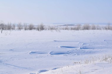 Güzel kış manzarası. Buz gibi güneşli gün. Doğal görünüm.