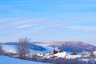 Güzel kış manzarası. Buz gibi güneşli gün.