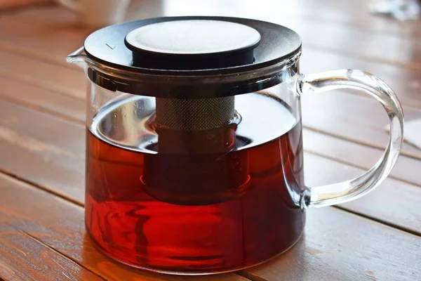 Frischer Duftender Schwarzer Tee Einer Glasteekanne Auf Einem Hölzernen — Stockfoto