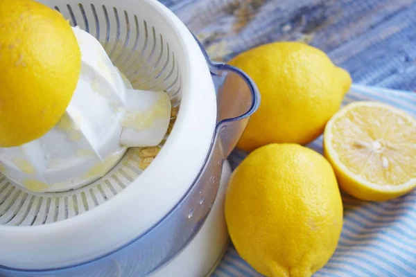 Spremere Succo Dal Limone Limoni Freschi Spremiagrumi Sfondo Legno — Foto Stock