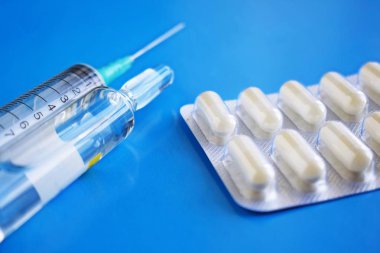 Tıp hazırlık. Mavi arka plan üzerinde şırınga.