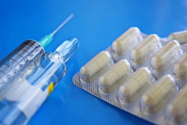 Tıp hazırlık. Mavi arka plan üzerinde şırınga.