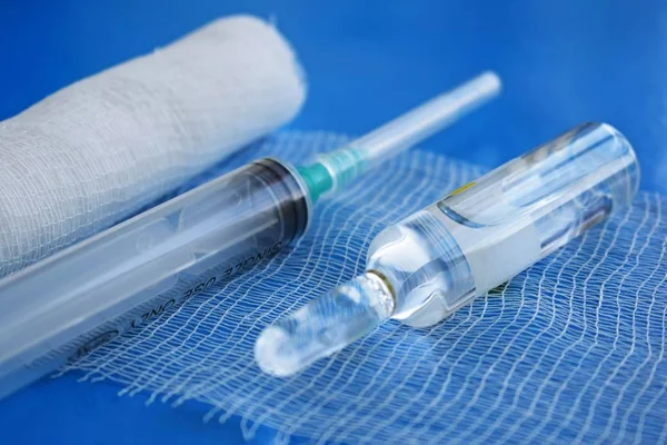 Medische Voorbereiding Syringe Blauwe Achtergrond — Stockfoto