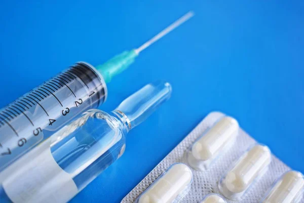 Medische Voorbereiding Syringe Blauwe Achtergrond — Stockfoto