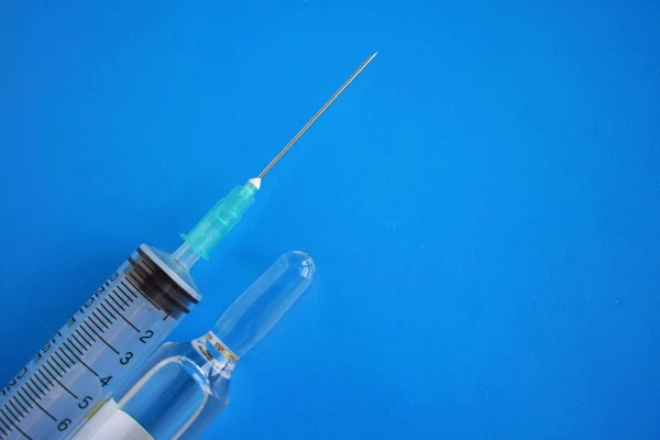 Medische Voorbereiding Syringe Blauwe Achtergrond — Stockfoto