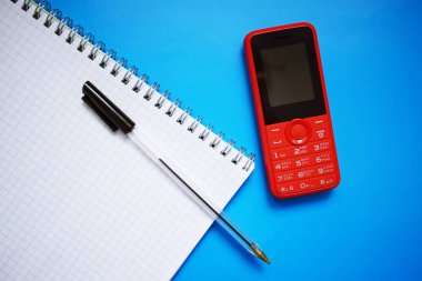 Düğmeli mavi zemin üzerine kırmızı telefon.