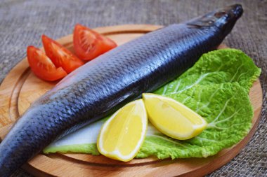 Lezzetli ringa limon ve domates marul yaprakları.