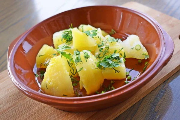 Deliciosas Patatas Con Mantequilla Hierbas Plato Barro Sobre Fondo Madera —  Fotos de Stock