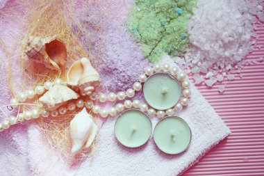 Pembe bir arka plan üzerinde renkli banyo tuzu. Sağlıklı Cilt Bakımı.