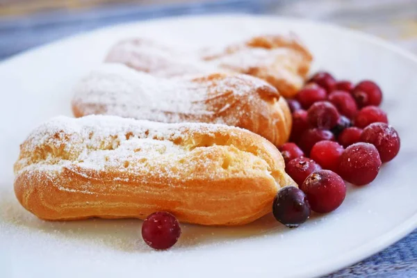 Custard Tarts Fresh Berries White Plate — Stock Photo, Image