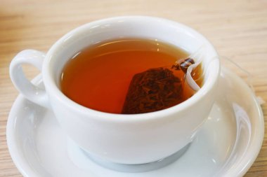 Beyaz bir fincan bir torba içinde kokulu siyah çay.