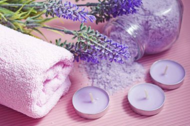 Pembe bir arka planda lavanta kokusu ile banyo tuzu.