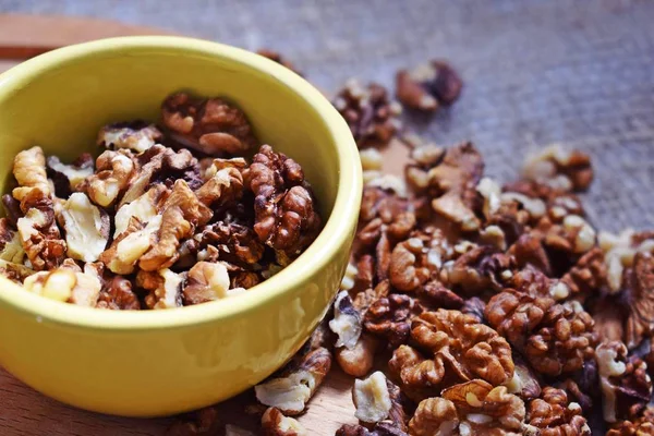 Nueces Útiles Sobre Fondo Arpillera Madera — Foto de Stock