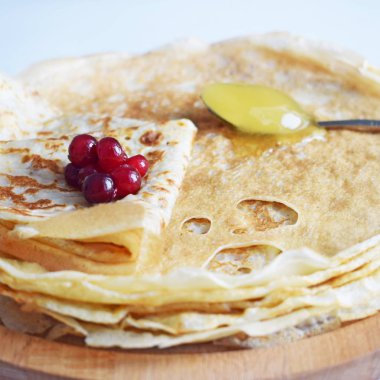 Bal ve taze çilek ile lezzetli ev yapımı kek.