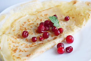 Beyaz bir arka plan üzerinde taze çilek ile lezzetli ev yapımı kek.