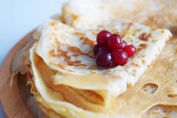 Leckere Hausgemachte Pfannkuchen Mit Frischen Beeren Auf Weißem Hintergrund — Stockfoto